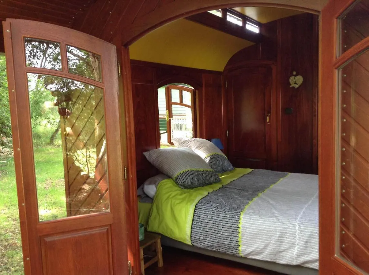Bed and Breakfast Les Roulottes Du Lot Gramat 0*,  Francia